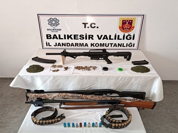 Ayvalık ilçesinde Jandarma ekipleri tarafından gerçekleştirilen bir operasyon sonucunda, uyuşturucu madde üretimi yaptığı belirlenen 2 kişi hakkında hukuki süreç başlatıldı.