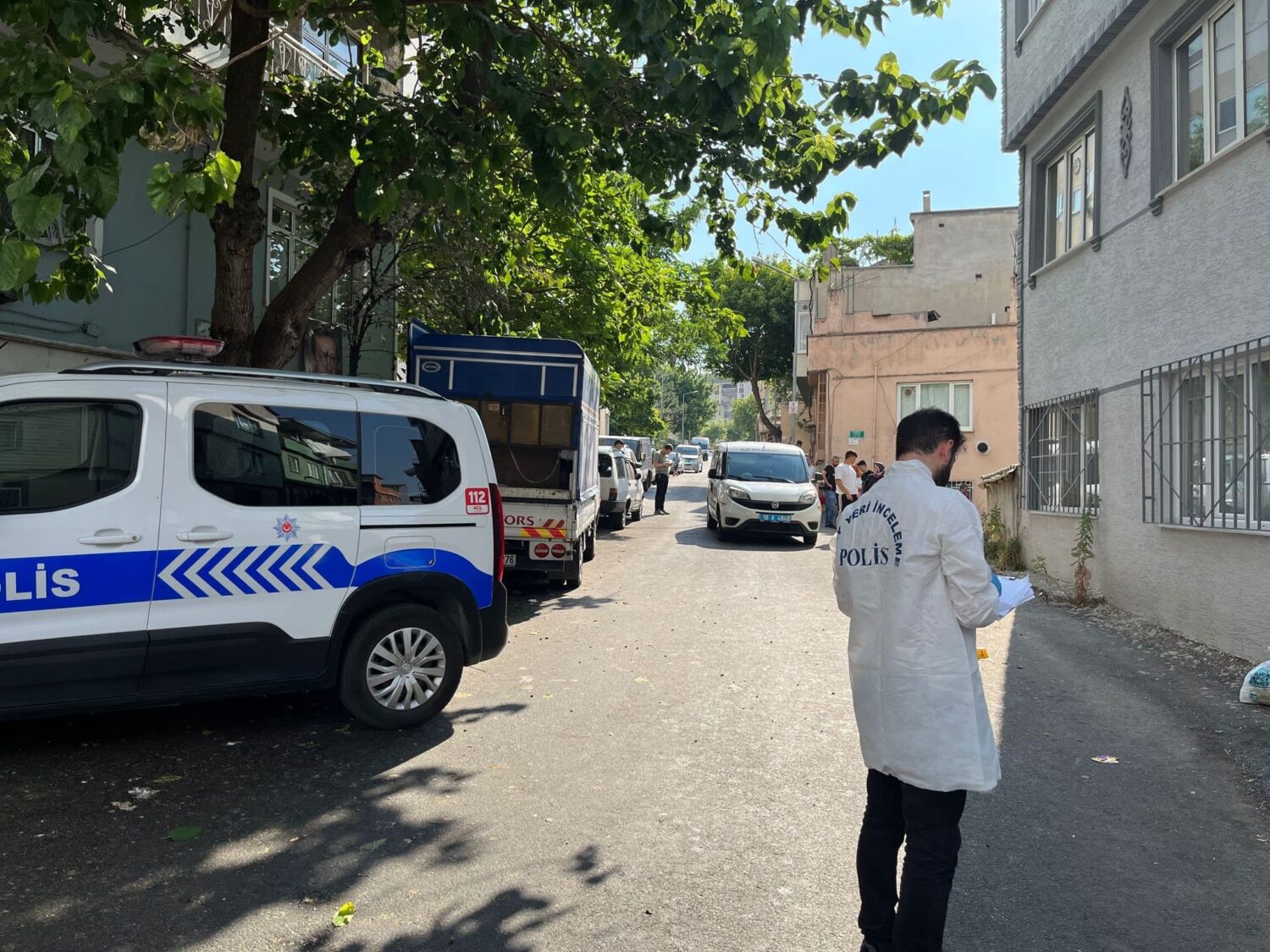 Bursa'da yaşanan olayda, 38 yaşındaki Muhammed Taşkesen, bir husumetlinin saldırısıyla karşılaştı ve göğsünden 4 kurşunla vurularak ağır şekilde yaralandı.