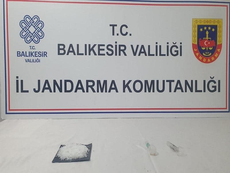 Balıkesir'in Altıeylül ilçesinde jandarma ekipleri, gerçekleştirdikleri uyuşturucu operasyonunda 4 şüpheliyi gözaltına aldı. Yapılan operasyonda, araçta uyuşturucu madde ve ilgili ekipmanlar ele geçirildi.