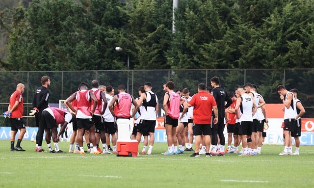 BJK Nevzat Demir Tesisleri’nde Teknik Direktör Şenol Güneş’in yönetiminde yapılan idman, kondisyon ve taktik çalışmasıydı. Isınma koşuları, pas ve koordinasyon çalışmalarıyla başlayan idman, taktiksel çift kale maç ile tamamlandı.