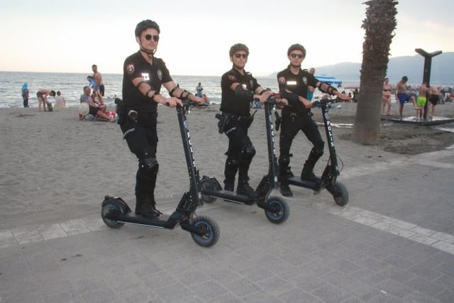 Balıkesir’in Edremit ilçesinde, Çevik Kuvvet birimleri, turizm sezonu boyunca sahil bölgelerinde yeni bir güvenlik önlemi olarak scooter adı verilen elektrik motorlu araçları kullanmaya başladı. 