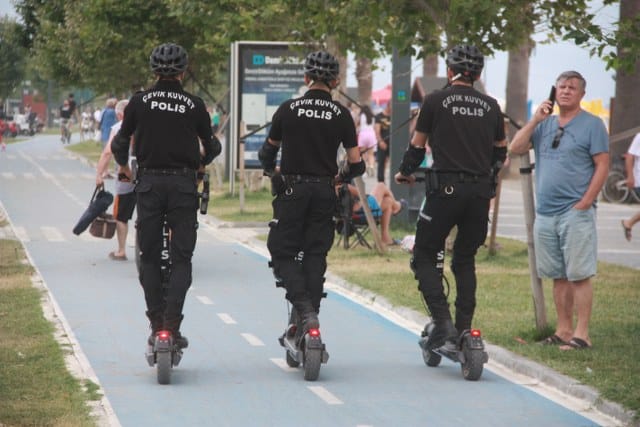 Balıkesir’in Edremit ilçesinde, Çevik Kuvvet birimleri, turizm sezonu boyunca sahil bölgelerinde yeni bir güvenlik önlemi olarak scooter adı verilen elektrik motorlu araçları kullanmaya başladı.