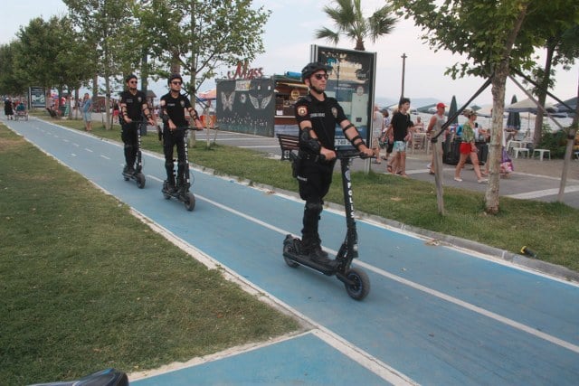 Balıkesir’in Edremit ilçesinde, Çevik Kuvvet birimleri, turizm sezonu boyunca sahil bölgelerinde yeni bir güvenlik önlemi olarak scooter adı verilen elektrik motorlu araçları kullanmaya başladı. 
