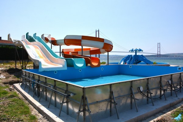 Çanakkale'nin Lapseki ilçe Belediyesi, 1542 metrekarelik alanda inşaatına başlanan Aqua Park Projesi'nin çalışmalarına hızla devam ediyor.