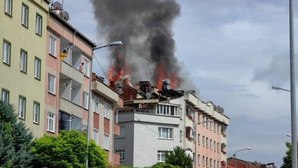 Bursa'nın İnegöl ilçesinde, 5 katlı bir apartmanın çatı katında çıkan yangın büyük bir paniğe neden oldu.