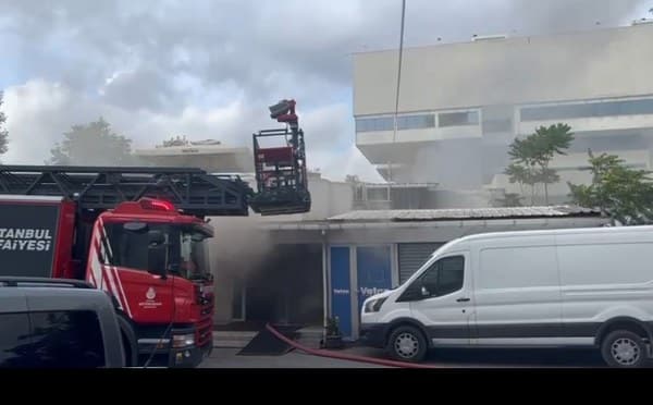 Zeytinburnu ilçesi, İstanbul'da bir elektrik elektronik mağazasında çıkan yangın büyük bir paniğe yol açtı.