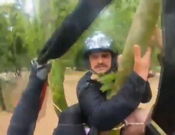 Şile ilçesi, İstanbul'da meydana gelen sel felaketinde mahsur kalan 2 kişi, helikopter yardımıyla kurtarıldı. Vatandaşların kurtarılma anları, ekiplerin kamerası tarafından anbean kaydedildi.