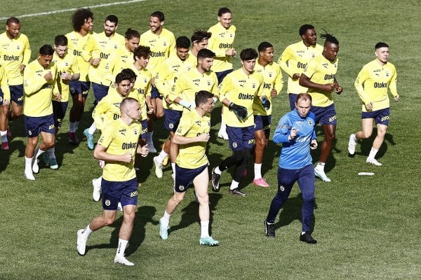 Fenerbahçe, yeni sezon hazırlıkları çerçevesinde St. Petersburg şehrinde düzenlenecek olan Pari Premier Cup Turnuvası'na katılmak üzere Rusya'ya gitti. Takım, akşam saatlerinde burada gerçekleştirdiği ilk antrenmanını tamamladı.