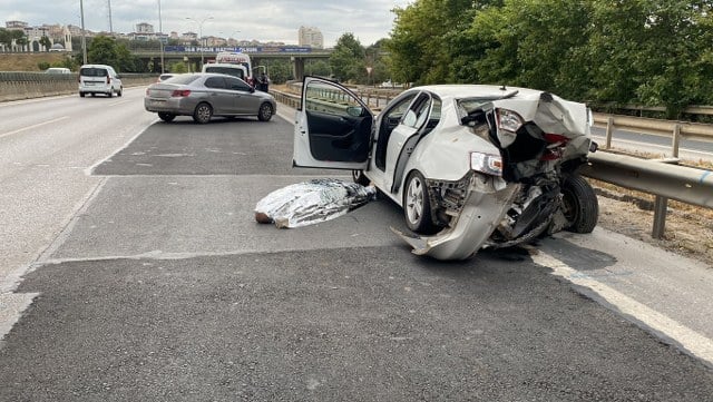 Pendik’te otoyol üzerinde yarışan otomobillerden biri yol üzerinde ilerleyen araca çarptı. Çarpmanın etkisiyle araç sürücüsü olay yerinde hayatını kaybetti. 