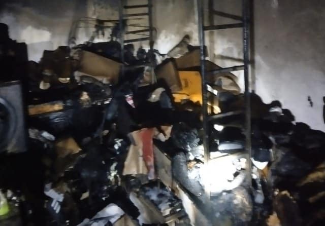 Balıkesir'in Gönen ilçesinde ayakkabı dükkanında gece yarısı yangın çıktı. Maddi hasarlı yangında can kaybı ve yaralanan olmadı. 