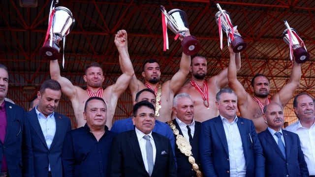 662. Tarihi Kırkpınar Yağlı Güreşleri'nin başpehlivanlık müsabakalarında İsmail Balaban'ı yenen Yusuf Can Zeybek başpehlivan oldu. Başpehlivanlara ödüllerini Bakan Aşkın Bak verdi.