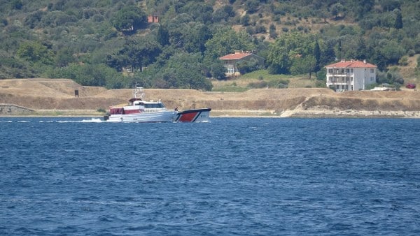 Çanakkale Boğazı'nda Sahil Güvenlik ekipleri tarafından durdurulan, içerisinde 25'i çocuk, 17'si kadın ve 41'i erkek olmak üzere toplamda 83 Afganistan uyruklu kaçak göçmen ile 2 göçmen kaçakçısı şüphelisi yakalandı