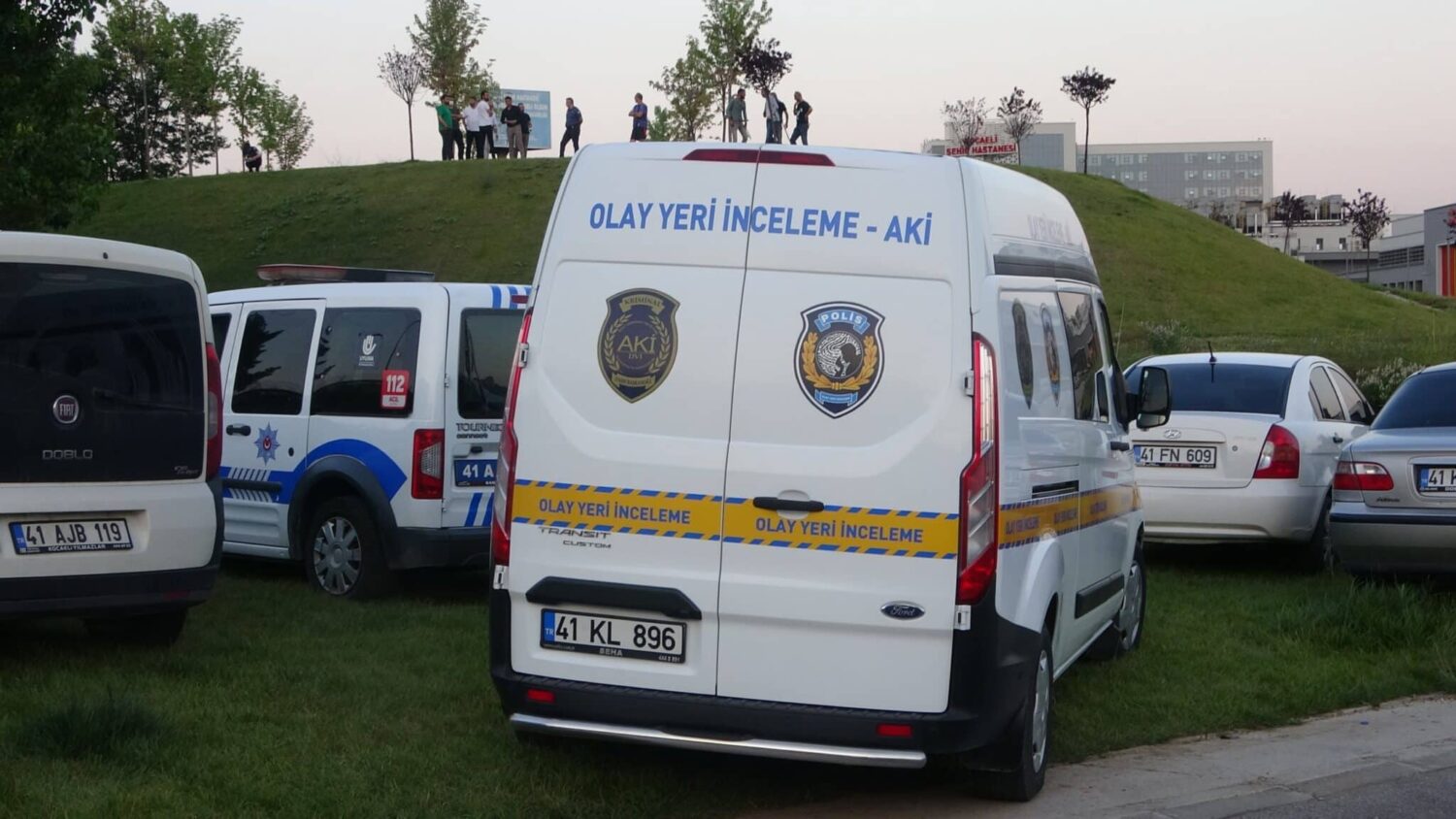 Kocaeli’nin İzmit ilçesinde sahibinin dolaşmaya çıkardığı köpek ağaçlık alandaki cesedin kokusunu aldı.