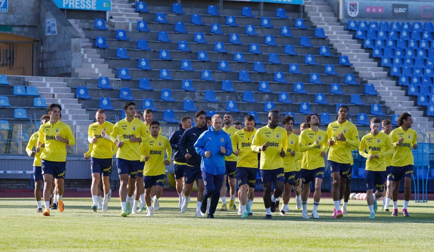 Yeni sezon hazırlıkları kapsamında Pari Premier Cup Turnuvası’na katılmak üzere Rusya’ya giden Fenerbahçe, hazırlıklarını akşam saatlerinde yaptığı günün ikinci antrenmanıyla sürdürdü.