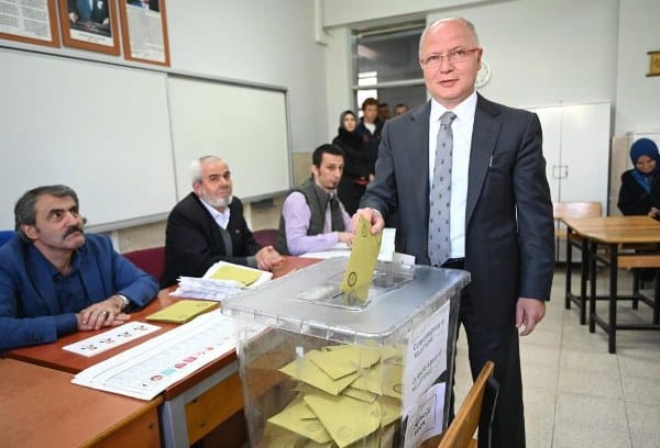 AK Parti Bursa İl Başkanı Davut Gürkan, Zafer Partisi Genel Başkanı Ümit Özdağ'ın "Bursa’dan Hatay’a 500 otobüs ile vatandaşlık alan Suriyelileri oy kullanmak için taşıyorlar" şeklindeki paylaşımına sert tepki gösterdi.
