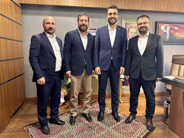 Sındırgı Belediye Başkanı Ekrem Yavaş ve beraberindeki heyet, TBMM'deki Cumhur İttifakı milletvekillerine Sındırgı'nın doğal ürünlerinden oluşan hediye sepetlerini takdim etti. Ayrıca, başkan Yavaş ve heyeti, Balıkesir milletvekilleri başta olmak üzere diğer milletvekillerini ve bakanlıkları ziyaret ederek hayırlı olsun dileklerini iletti.