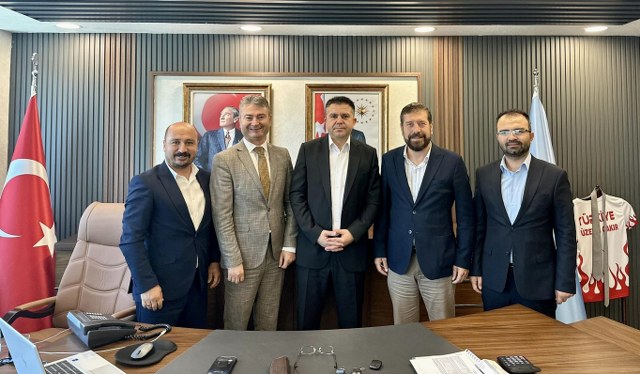 Sındırgı Belediye Başkanı Ekrem Yavaş ve beraberindeki heyet, TBMM'deki Cumhur İttifakı milletvekillerine Sındırgı'nın doğal ürünlerinden oluşan hediye sepetlerini takdim etti. Ayrıca, başkan Yavaş ve heyeti, Balıkesir milletvekilleri başta olmak üzere diğer milletvekillerini ve bakanlıkları ziyaret ederek hayırlı olsun dileklerini iletti.