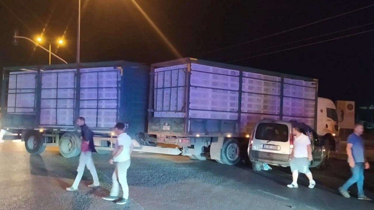 Balıkesir'in Bandırma ilçesinde kırmızı ışıkta geçen hafif ticari aracın tırla çarpışması sonucu, 9 kişi yaralandı.
