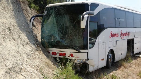 Çanakkale, Güzelyalı köyü yakınlarında bir otobüsün sürücüsünün direksiyon hakimiyetini kaybetmesi sonucu yoldan çıktı. Kazada bulunan 5 yolcu hafif şekilde yaralandı.