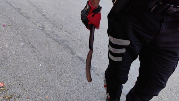 İddialara göre, Bursa'nın İnegöl ilçesinde meydana gelen olayda şahıs , sevgilisine tacizde bulunduğu iddia edilen şahsı satırla elinden yaraladı. Olay sonrasında gözaltına alınan saldırganın basın mensuplarına yönelik yaptığı açıklamada, "Namus meselesi. İşimi tamamlayacağım" şeklinde ifadeler kullanması dikkat çekti.