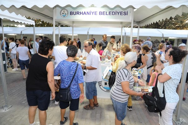 Burhaniye 4.Kitap Fuarı düzenlemesi için geri sayım başladı. 19-23 Temmuz tarihleri arasında gerçekleşecek olan fuar, sanat, edebiyat, tiyatro ve sinema gibi birçok alanda bir araya gelecek onlarca ismi Burhaniye'de ağırlayacak.
