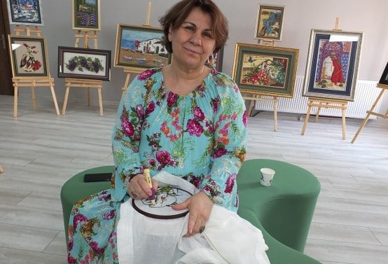 Burhaniye ilçesinde yaşayan ve üç çocuk annesi olan Olcay Narin, 50 yaşından sonra Punch kurslarına katılarak bu sanatı öğrenmiş ve şu anda eğitmenlik yapmaktadır. Narin, kursiyerleriyle birlikte ürettikleri ürünleri Edremit Atatürk Gençlik Merkezi'nde sergilemekte ve 10 yıldan beri iplerle resim yapma konusunda deneyimli olduklarını belirtmektedir.