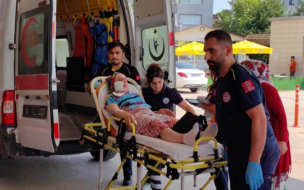 İnegöl ilçesinde bulunan bir huzurevinde,  kadın aşçı, tencereyi raftan indirme esnasında üzerine kaynar su dökülmesi sonucu yaralandı.