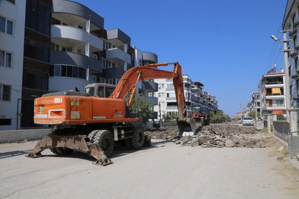 Edremit Belediyesi Fen İşleri Müdürlüğü ekipleri, Balıkesir'de sürmekte olan yol çalışmalarına bir tane daha ilave etti.