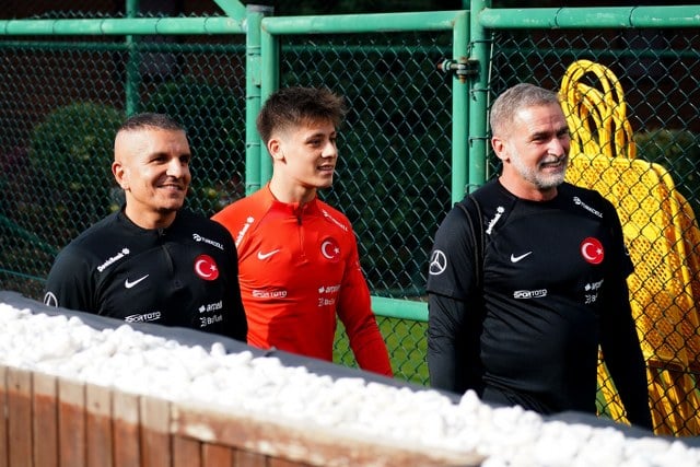A Milli Futbol Takımı Teknik Direktörü Stefan Kuntz, Alman medyasına yaptığı açıklamada Arda Güler’in Real Madrid’e transferiyle ilgili ilk kez kendi döneminde A Milli Takım’a yükseldiğini belirterek, “Arda'nın olağanüstü bir yeteneği var” ifadelerini kullandı. 