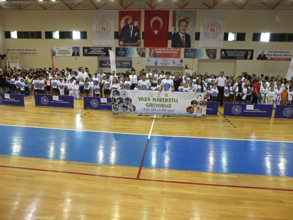 Balıkesir'in Burhaniye ilçesinde, Gençlik ve Spor Bakanlığı'nın "Yaza Hareketli Giriyoruz" kampanyası kapsamında gerçekleştirilen Yaz Spor Okulu için resmi bir açılış töreni düzenlendi.
