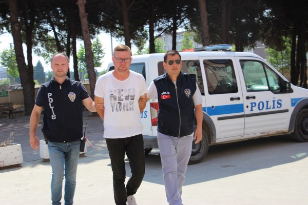 Çanakkale'nin Gelibolu ilçesinde, 14 ilde aranan ve 62 suçtan arama kaydı bulunan Bülent Kımız, polisler tarafından kimlik sorgulaması esnasında yakalandı. Kımız hakkında kesinleşmiş 52 yıl 8 ay hapis cezası bulunuyor. Zanlı, emniyetteki işlemlerinin ardından adliyeye sevk edildi.