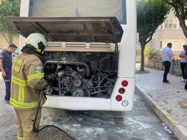 Gönen ilçesinde işçilerin indiği servis otobüsünde son durakta yangın çıktı. İtfaiye ekipleri hızla müdahale ederek yangını kontrol altına aldı ve büyümeden söndürdü.