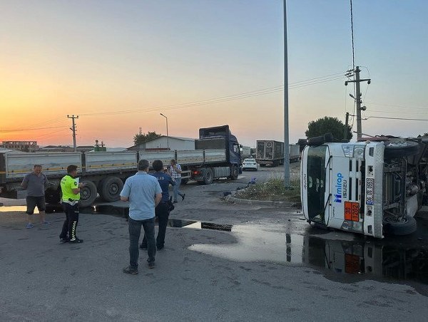 Gönen ilçesinde korkutucu bir kaza yaşandı. Mazot yüklü  tanker ile bir tır, kavşak noktasında çarpıştı. Çarpışma sonucunda her iki sürücü de yaralandı.