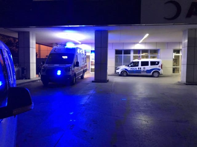 Kocaeli’nin Derince ilçesinde faaliyet gösteren limanda yük indirme çalışması sırasında iki konteynerin arasında kalan saha sorumlusu olarak çalışan işçi hayatını kaybetti.