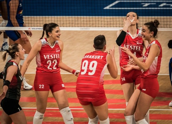 Türkiye'nin A Milli Kadın Voleybol Takımı, Arlington şehrinde gerçekleştirilen 2023 FIVB Milletler Ligi Finalleri'ndeki çeyrek final mücadelesinde son şampiyon İtalya'yı 3-0 yenerek yarı finale yükseldi.