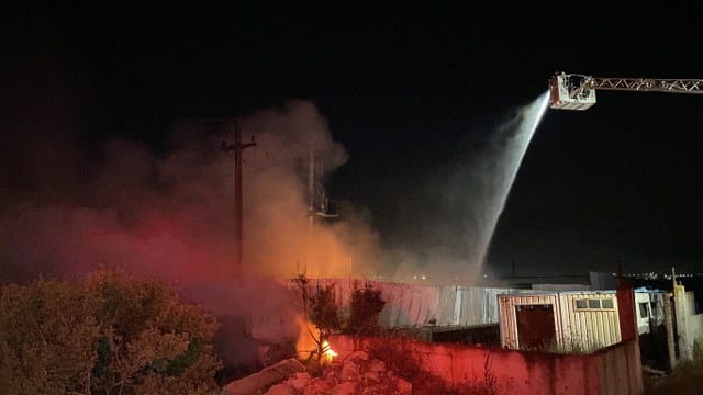 Kocaeli'nin Gebze ilçesinde bir geri dönüşüm fabrikasında trafo patlaması sebebiyle çıkan yangına itfaiye ekiplerinin müdahalesi sürüyor.
