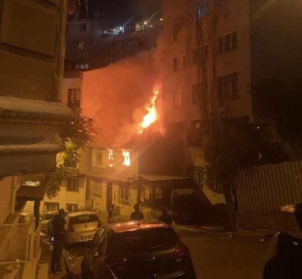 Kağıthane ilçesinde, sebebi henüz belirlenemeyen bir nedenle alev alan iki katlı terk edilmiş bina, büyük bir yangına neden oldu. İtfaiye ekiplerinin hızlı müdahalesiyle yangın kontrol altına alınarak söndürüldü. Olayda ne ölü ne de yaralı olduğu bildirildi.