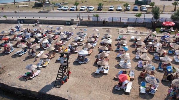 Her yıl milyonlarca turisti ağırlayan Balıkesir’in Ayvalık ilçesinde, belediye bünyesindeki işletme ve günübirlik tesisler makul fiyatları ve hizmet kalitesiyle öne çıkıyor.Ayvalık Belediyesi, ilçenin dört bir yanında faaliyet gösteren bünyesindeki sosyal tesislerde üç aylık sezonda ortalama 2 milyon tatilciye hizmet veriyor.