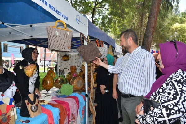 Balıkesir'in Sındırgı ilçesinde Sıfır Atık projesi kapsamında kadınların el emeğiyle oluşturulan sanat eserlerinin sergilendiği bir etkinlik gerçekleştirildi. Sergi, Sındırgı ilçesindeki bir mekanda ziyarete açıldı.