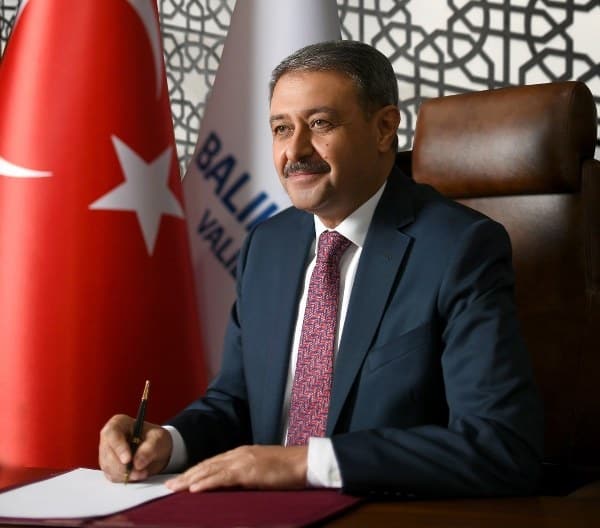 Balıkesir Valisi Hasan Şıldak, 15 Temmuz Demokrasi ve Milli Birlik Günü'nde halkı bir araya gelerek tek yürek olmaya davet etti. Vali Şıldak, tüm vatandaşları bayraklarıyla birlikte meydanlara çıkmaya çağırdı.