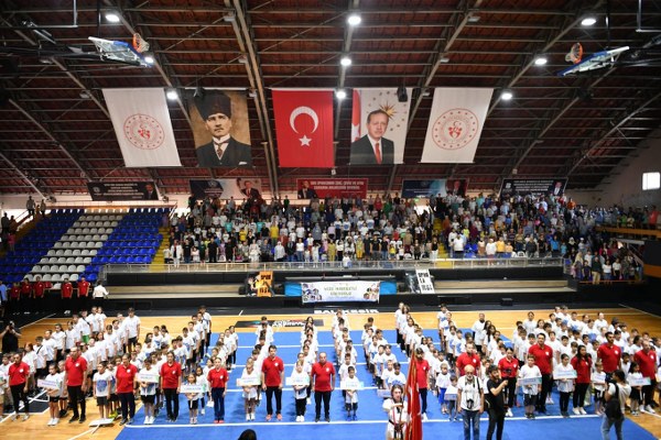 Balıkesir Valiliği öncülüğünde Balıkesir Gençlik ve Spor İl Müdürlüğü, Aile ve Sosyal Hizmetler İl Müdürlüğü, İl Milli Eğitim Müdürlüğü, İl Müftülüğü ve Balıkesir Büyükşehir Belediyesi'nin katılımıyla düzenlenen Yaz Spor Okulları'nın açılış töreni, Kurtdereli Spor Salonu'nda yapıldı.