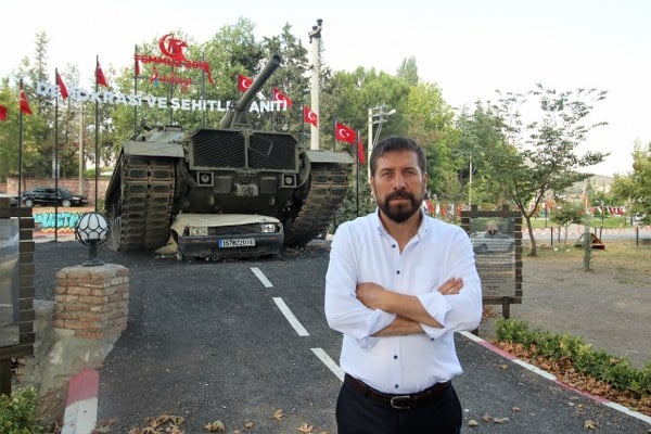 Sındırgı Belediye Başkanı Ekrem Yavaş, 15 Temmuz Demokrasi Zaferi ve Milli Birlik Günü kapsamında bir mesaj paylaştı. Başkan Yavaş, "15 Temmuz'da, ezanlar ve salalar eşliğinde meydanlarda yer aldık" şeklinde konuştu.