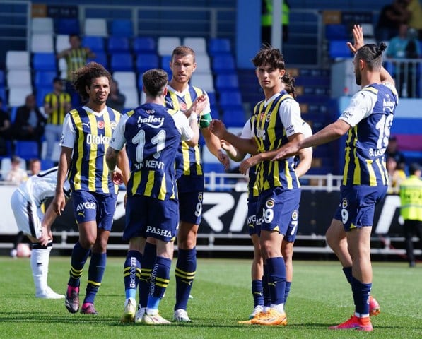 Fenerbahçe, yeni sezon hazırlıklarını Rusya'da sürdürürken, St. Petersburg'da düzenlenen Pari Premier Cup'taki üçüncü maçında Neftçi Bakü'yü Edin Dzeko'nun attığı golle 1-0 mağlup etti.