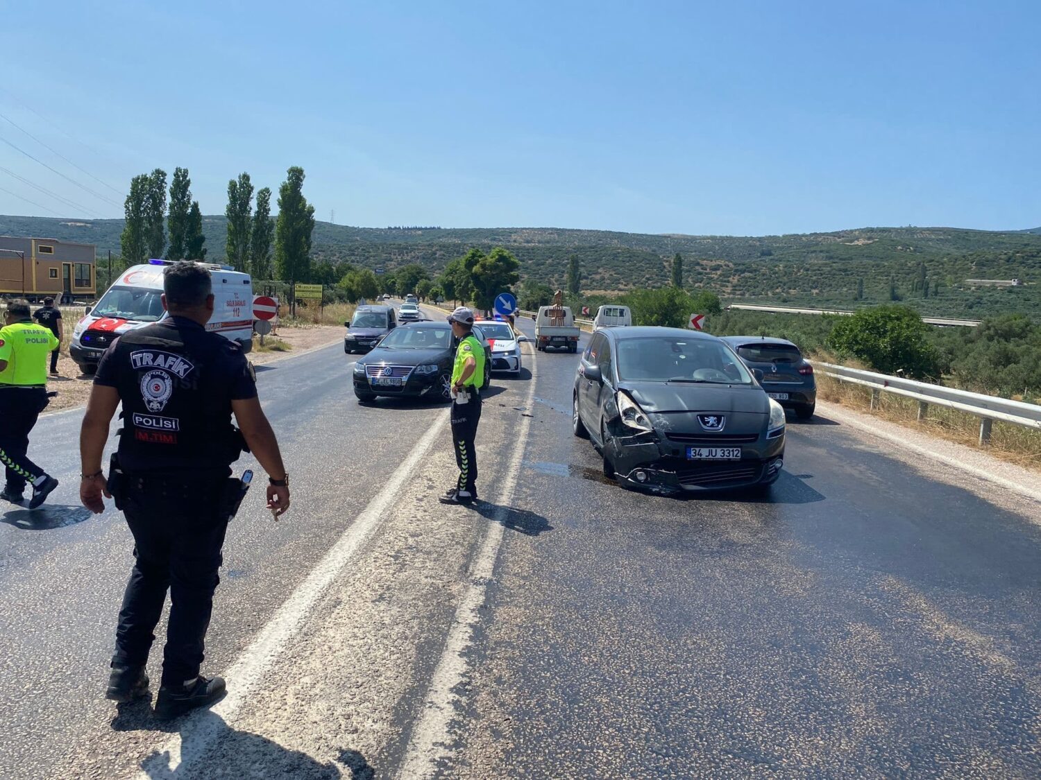 Balıkesir'in Erdek ilçesinde iki otomobilin çarpışması sonucu meydana gelen kazada bir kişi yaralandı.