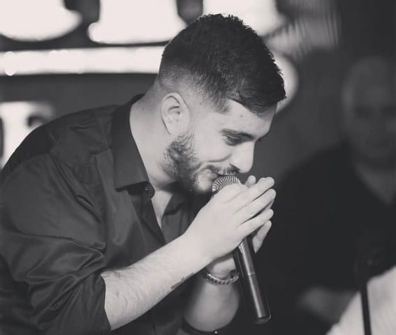Avcılar’da bir mekanda sahne alan genç şarkıcı Erkan Doğanay, sahne çıkışı silahlı saldırıya uğradı. Şarkıcı Uygar Doğanay ve Gökhan Doğanay’ın kuzeni olan genç şarkıcı, karın ve göğüs bölgesine isabet eden kurşunlarla yaralanarak hastaneye kaldırıldı. 