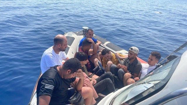 Balıkesir’in Ayvalık ilçesinde, yasa dışı yollarla Yunanistan’ın Midilli Adası’na gitmek isteyen 9 göçmen Yunanistan unsurları tarafından Türk karasularına geri itildi. 