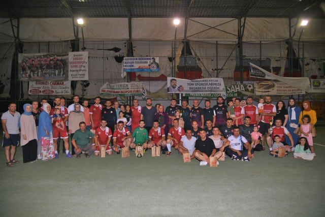 Balıkesir'in Sındırgı ilçesinde Belediye tarafından 15 Temmuz Demokrasi Zaferi ve Milli Birlik günü dahilinde gerçekleştirilen geleneksel 15 Temmuz 'Kurumlar Arası Futbol Turnuvası'nda şampiyon Orman İşletme oldu.