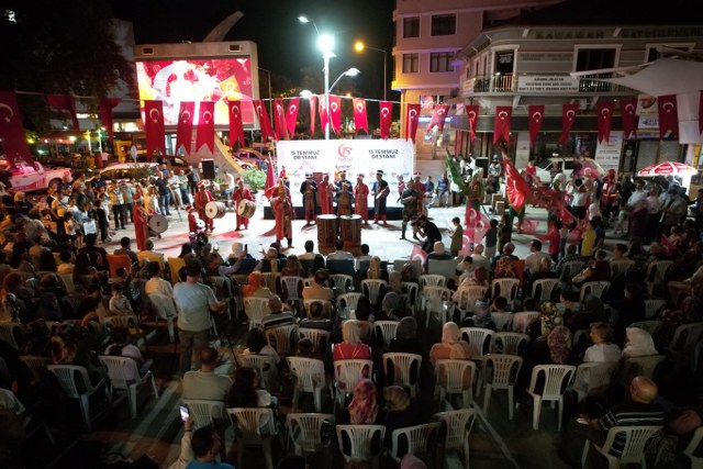 Sındırgı ilçesinde 15 Temmuz Demokrasi ve Milli Birlik Günü dolayısıyla Yağcıbedir Mehter Takımı eşliğinde kortej gerçekleştirildi.
