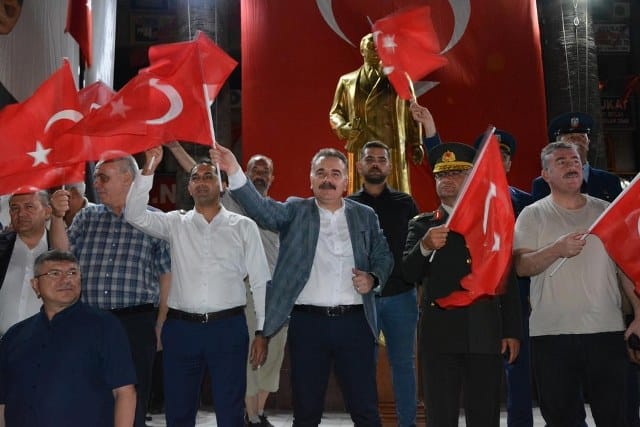 Balıkesir’in Edremit ilçesinde Edremit Kaymakamlığı koordinasyonunda “15 Temmuz Demokrasi ve Milli Birlik Günü” etkinlikleri gerçekleştirildi. 15 Temmuz Demokrasi ve Milli Birlik Günü anma etkinlikleri çerçevesinde aynı ruh ve şahlanışla Türkiye Yüzyılının Kahramanları Edremit’te anıldı.