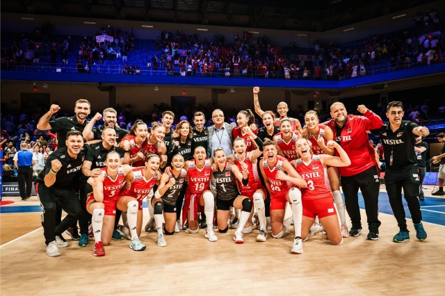 FIVB Milletler Ligi'nde finale yükselen A Milli Kadın Voleybol Takımı şampiyonluk için yarın Çin ile karşı karşıya gelecek.